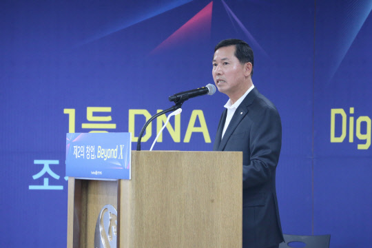 4일 서울 을지로 파인에비뉴 신한카드 신사옥에서 진행된 제2 창업 선포식에서 임영진 사장이 3대 혁신 아젠다와 실천과제에 대해 말하고 있다.  신한카드 제공